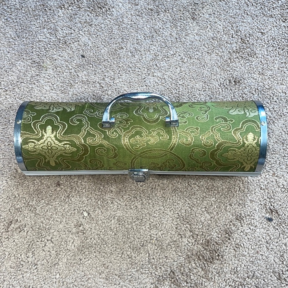 Wine purse.  Pre-owned, Green, handle for carrying, security holds your wine